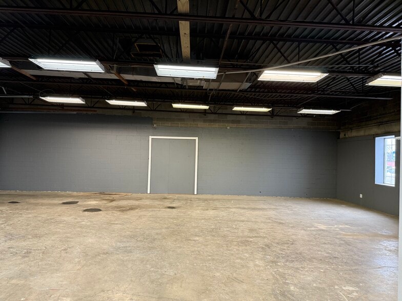More Photos Of 6040-6058 Executive Blvd, Huber Heights Light Distribution For Lease