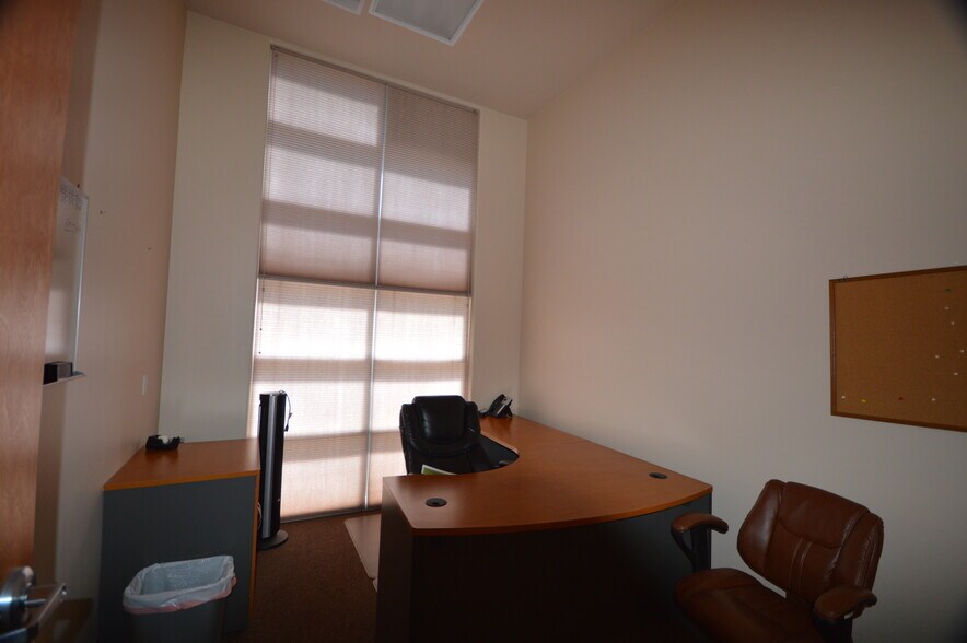 More Photos Of 2222 W Parkside Ln, Phoenix Research And Development For Sale