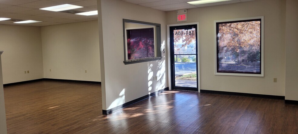 More Photos Of 161 Prosperity Dr, Winchester Showroom For Lease
