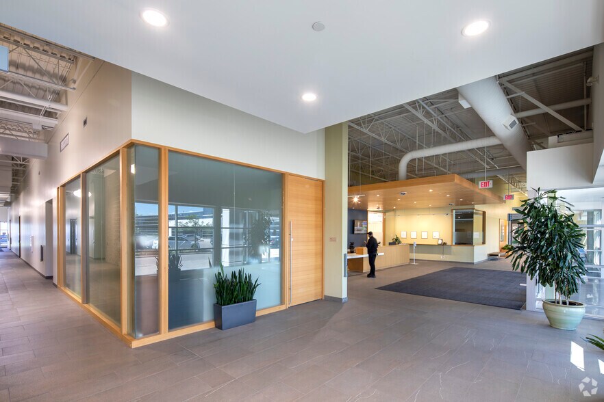 More Photos Of 5110 Creekbank Rd, Mississauga Light Manufacturing For Lease