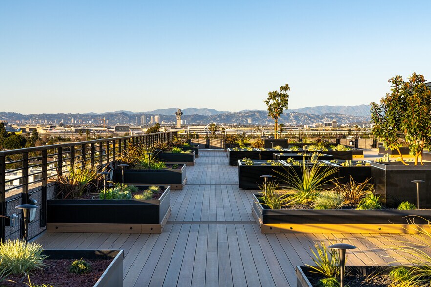 More Photos Of 1320-1330 E Franklin Ave, El Segundo Service For Lease