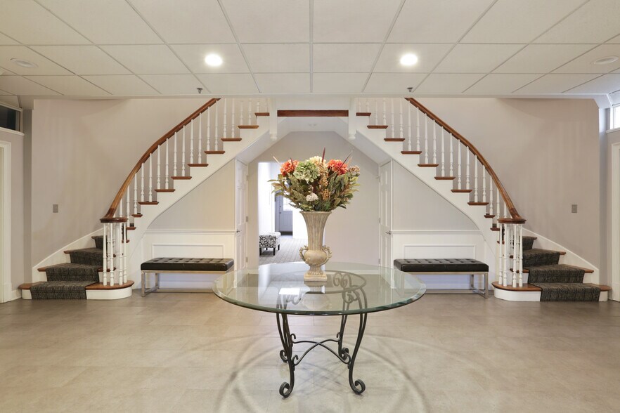 More Photos Of 509 W Old Northwest Highway, Barrington Office Residential For Lease