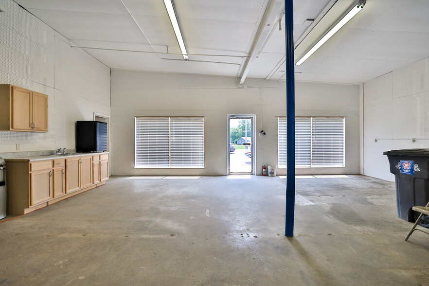 More Photos Of 205 S Old Route 66, Hamel Service For Lease