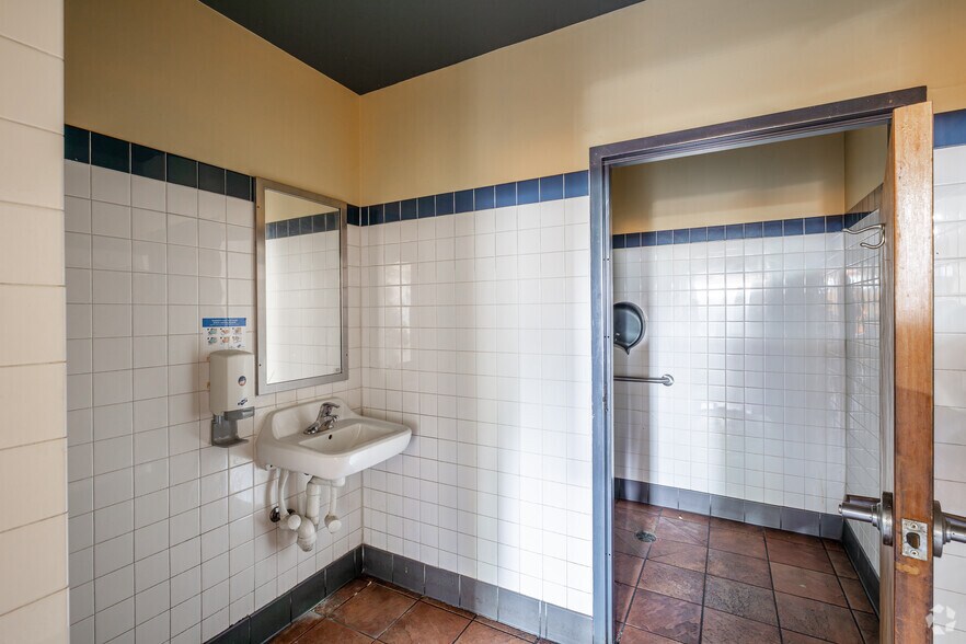 More Photos Of 1914 W 79th St, Chicago Freestanding For Lease