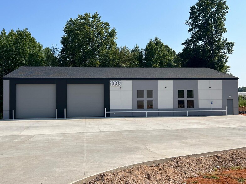 More Photos Of 1095 Packard Dr, Mooresville Flex For Lease