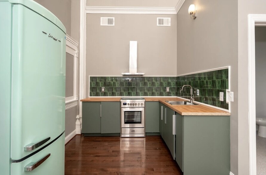 More Photos Of 210 E Redwood St, Baltimore Apartments For Lease