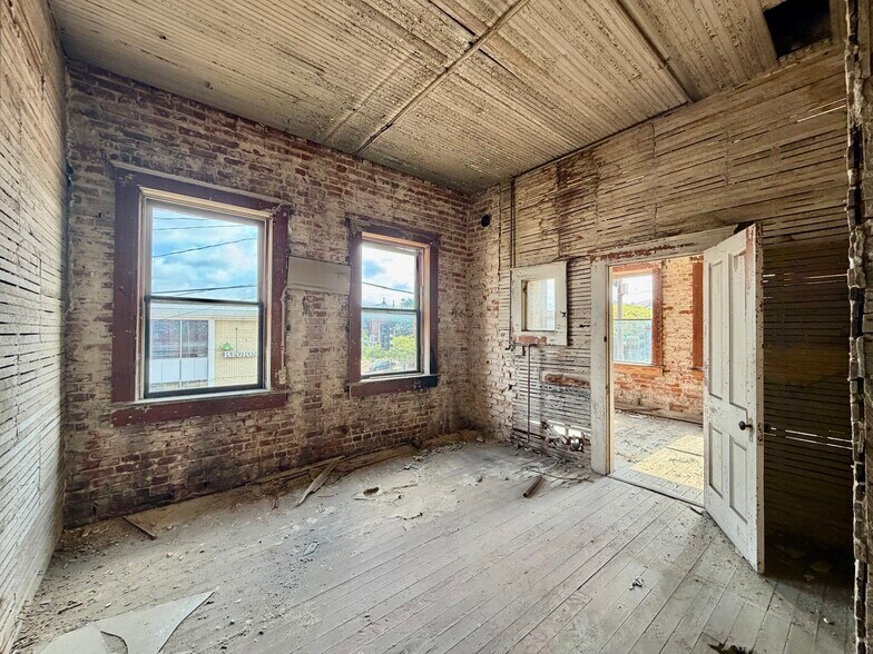 More Photos Of 100 S Main St, Yazoo City Flex For Sale