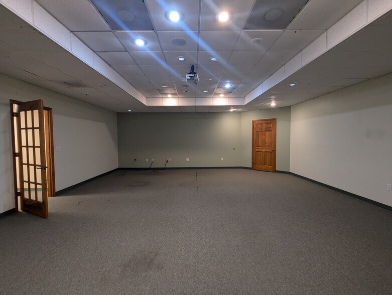 More Photos Of 2348 Highway 69 N, Nederland Office For Sale