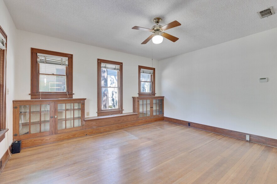 More Photos Of 1006 E Cesar Chavez St, Austin Office For Sale