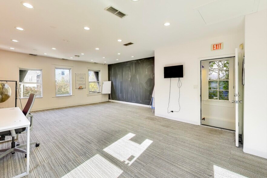 More Photos Of 2435 N Ashland Ave, Chicago Office Residential For Sale