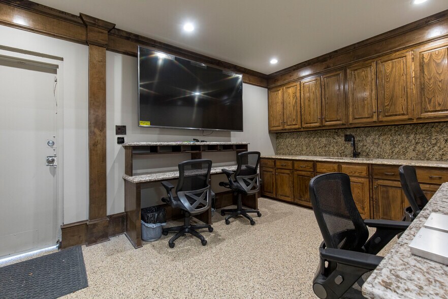 More Photos Of 636 W Tarrant Rd, Grand Prairie General Retail For Sale