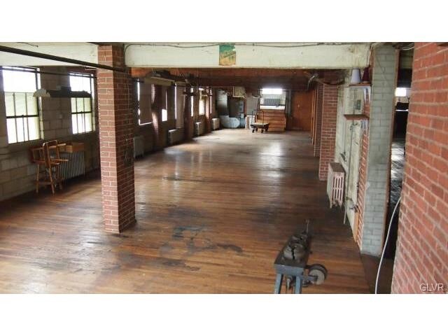 More Photos Of 324-326 Washington St, Walnutport Office For Sale