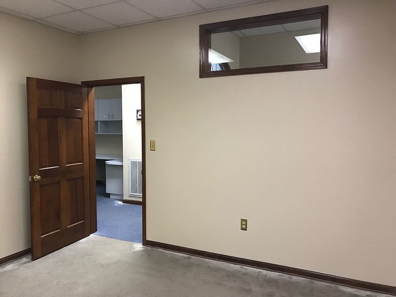 More Photos Of 219 E Main St, Johnson City Office For Lease