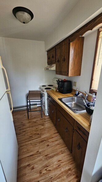 More Photos Of 18707 Burnham Ave, Lansing Office Residential For Sale