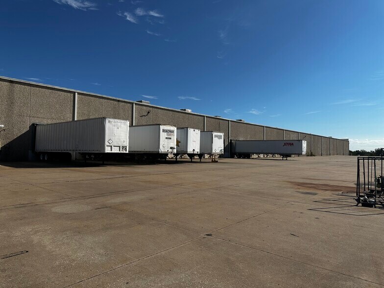 More Photos Of 3500 Flanders Dr, Ardmore Distribution For Lease