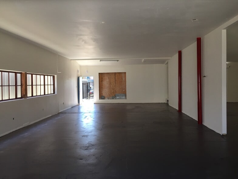 More Photos Of 3121 W Jefferson Blvd, Los Angeles Storefront Retail Office For Lease