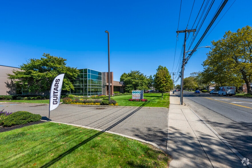 More Photos Of 123 Smith St, Farmingdale Flex For Lease