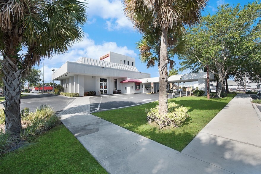 More Photos Of 2701 W Okeechobee Blvd, West Palm Beach Office For Sale