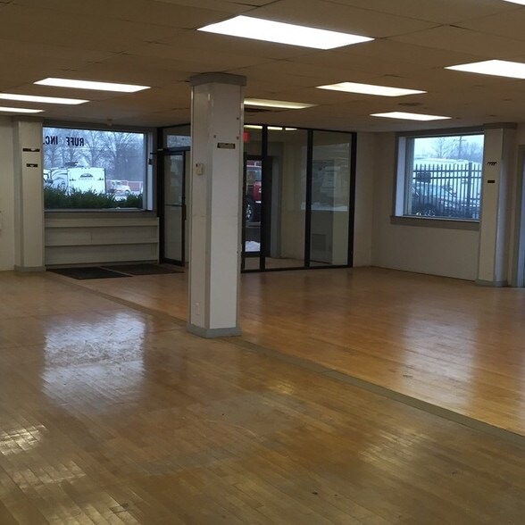 More Photos Of 25080 Lakeland Blvd, Euclid Auto Dealership For Sale