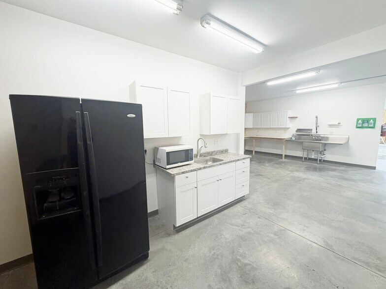 More Photos Of 1415 E Railroad St, Laurel Warehouse For Lease