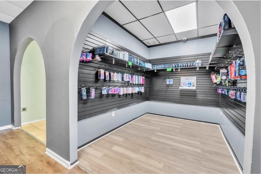 More Photos Of 905 Hillcrest Pky, Dublin Storefront For Sale