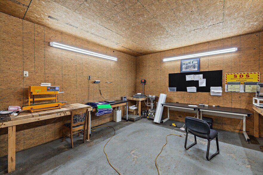 More Photos Of 116 Hoxie St, Coupland General Retail For Sale