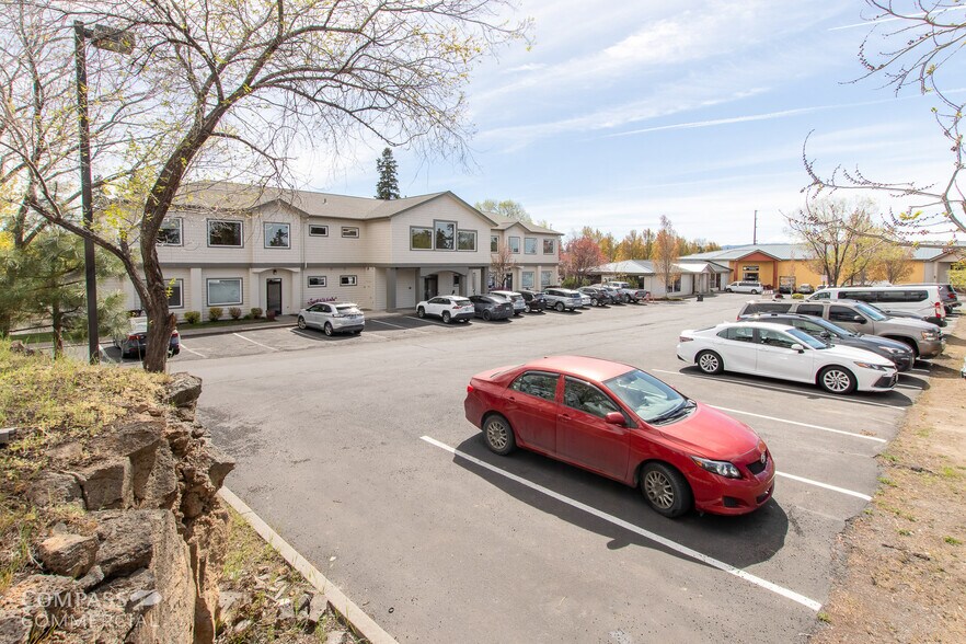 More Photos Of 300 SE Reed Market Rd, Bend Office For Sale