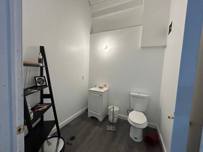 More Photos Of 522 Market st, Chester Flex For Lease