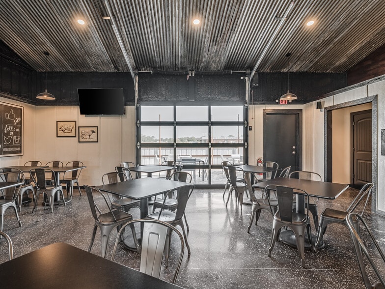 More Photos Of 106 NW 4th St, Lindsay Specialty For Sale