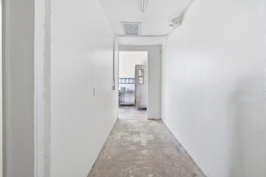 More Photos Of 7842 Lankershim Blvd, North Hollywood Showroom For Sale