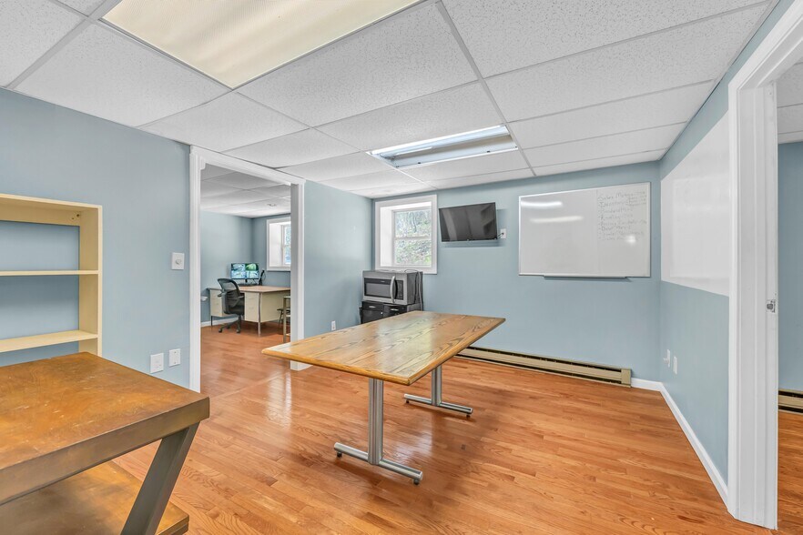 More Photos Of 2391 S Main St, Waterbury Showroom For Sale