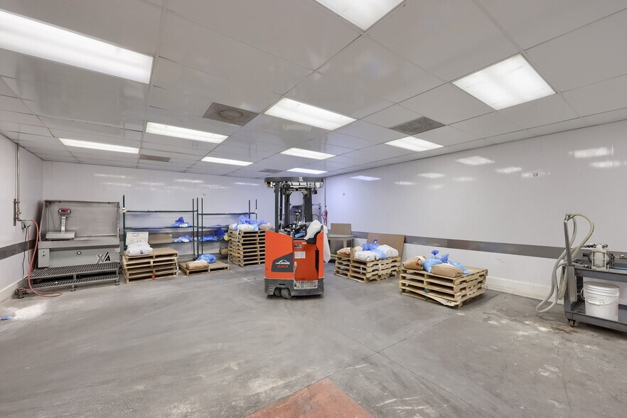 More Photos Of 301 Commerce Dr, New Holland Warehouse For Sale