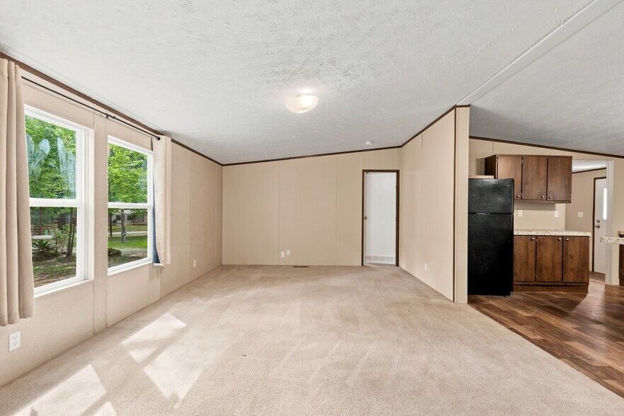 More Photos Of 7362 Washington Ave, Montgomery Flex For Sale