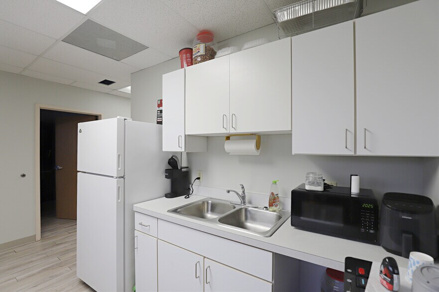 More Photos Of G4007 W Court St, Flint Office For Sale