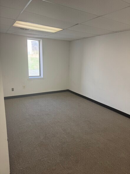 More Photos Of 48 Vincent Cir, Warminster Warehouse For Lease