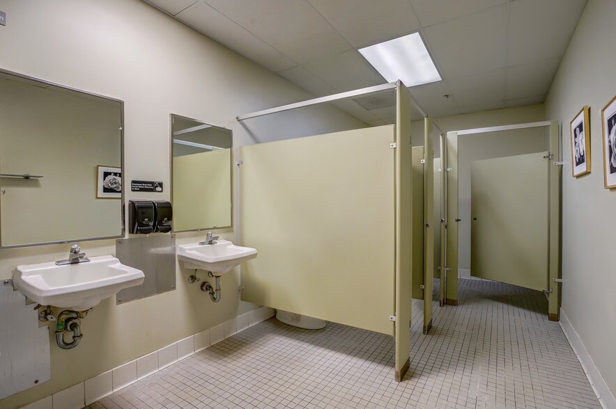 More Photos Of 931 E Main St, Madison Manufacturing For Lease