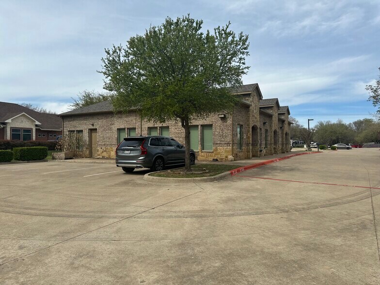 More Photos Of 1323 W Northwest Hwy, Grapevine Office For Lease