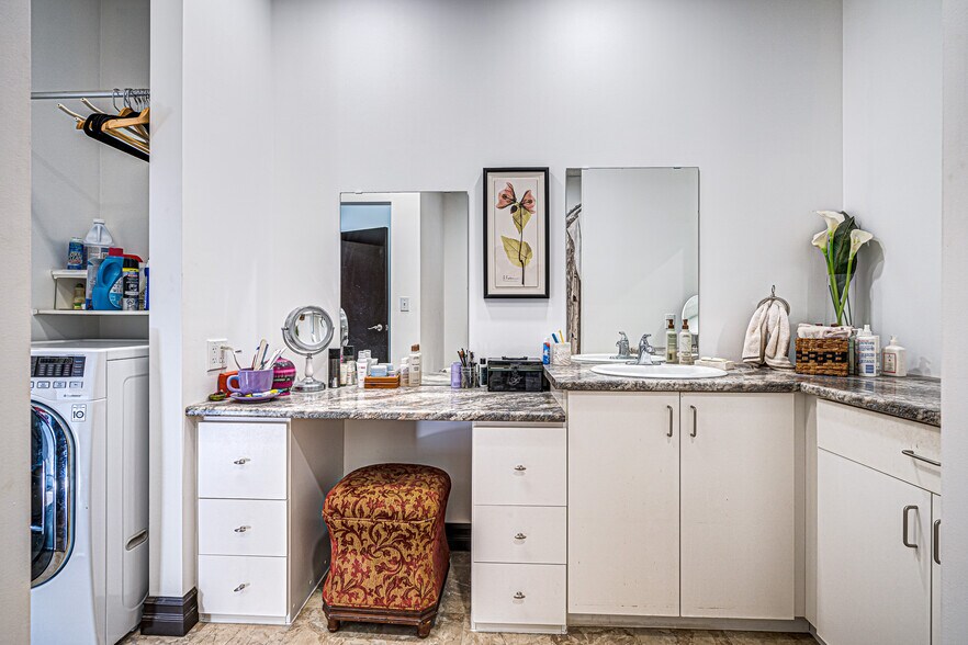 More Photos Of 2602 50 Av, Lloydminster Showroom For Sale
