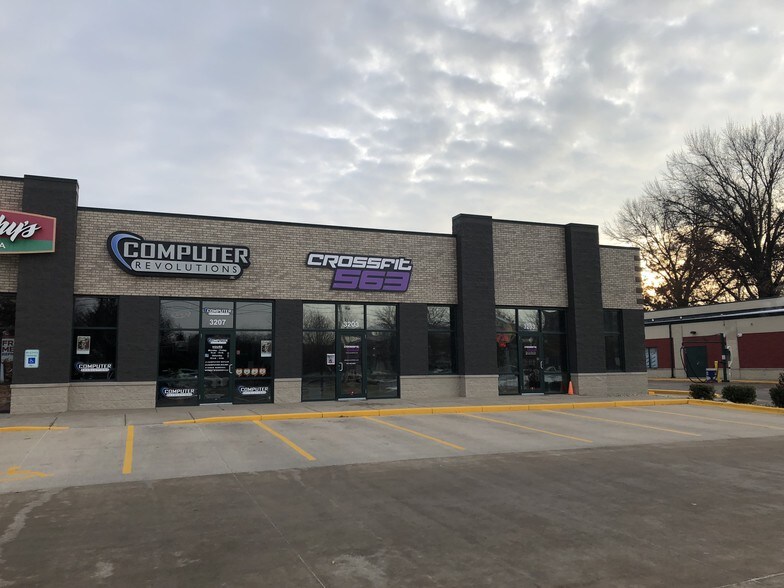 More Photos Of 3203-3209 Devils Glen Rd, Bettendorf General Retail For Lease