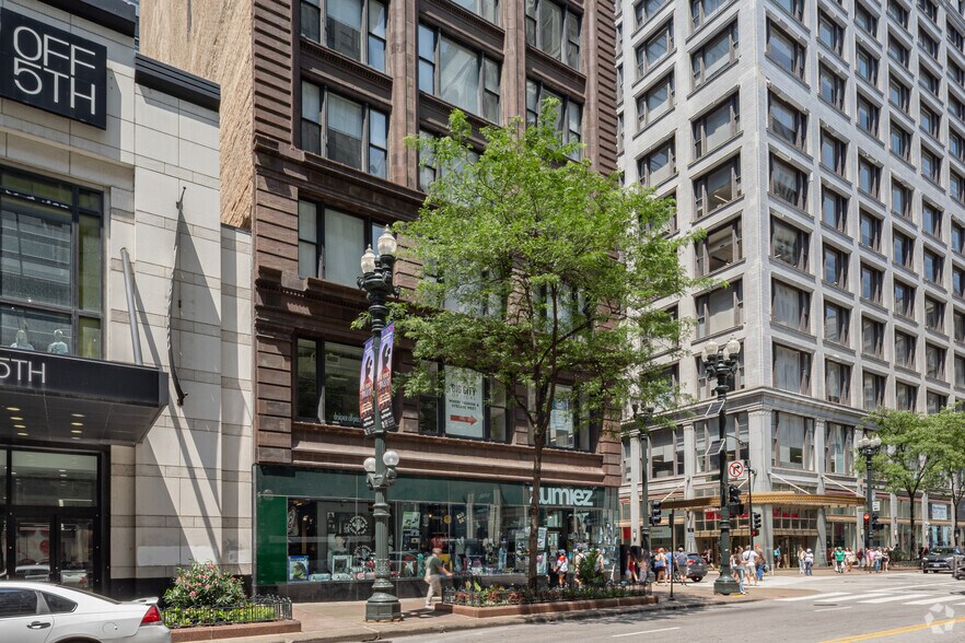 More Photos Of 2 S State St, Chicago Dormitory For Lease