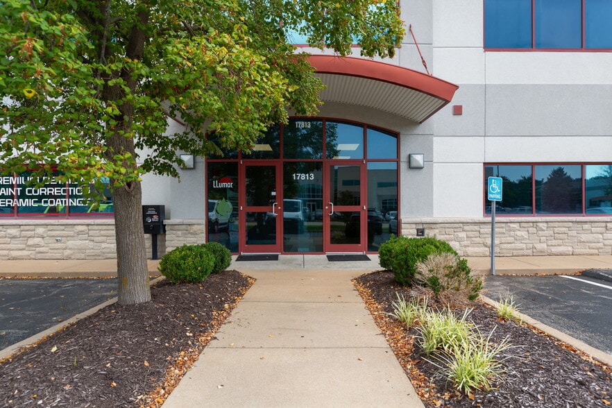 More Photos Of 17813 Edison Ave, Chesterfield Showroom For Lease