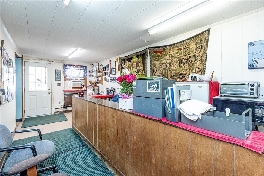 More Photos Of 21 Jackson St, Methuen Veterinarian Kennel For Sale