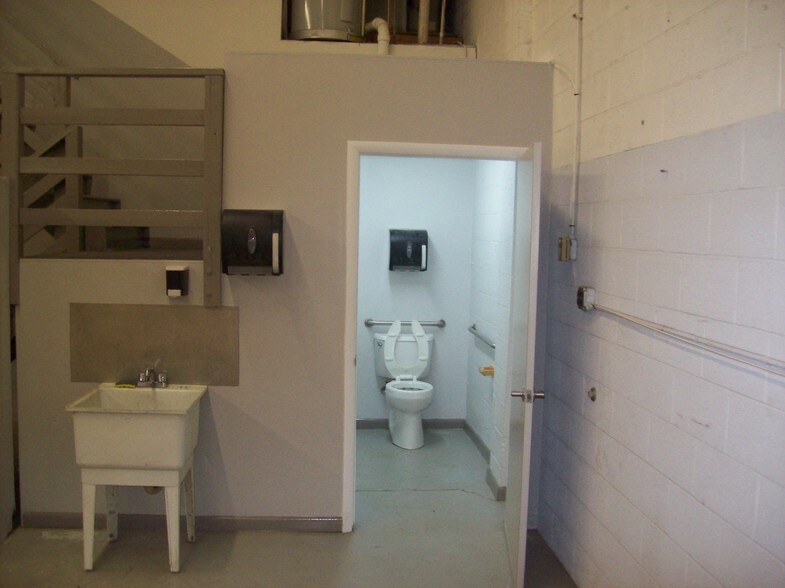 More Photos Of 112 Oakgrove Rd, Dulles Town Center Warehouse For Sale