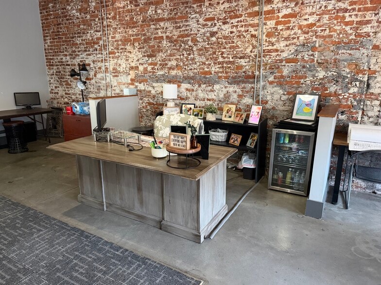 More Photos Of 209 S Wall St, Calhoun Storefront For Lease