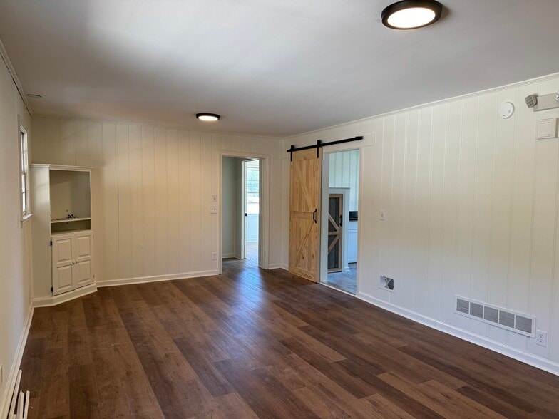 More Photos Of 715 NE Main St, Simpsonville Freestanding For Lease