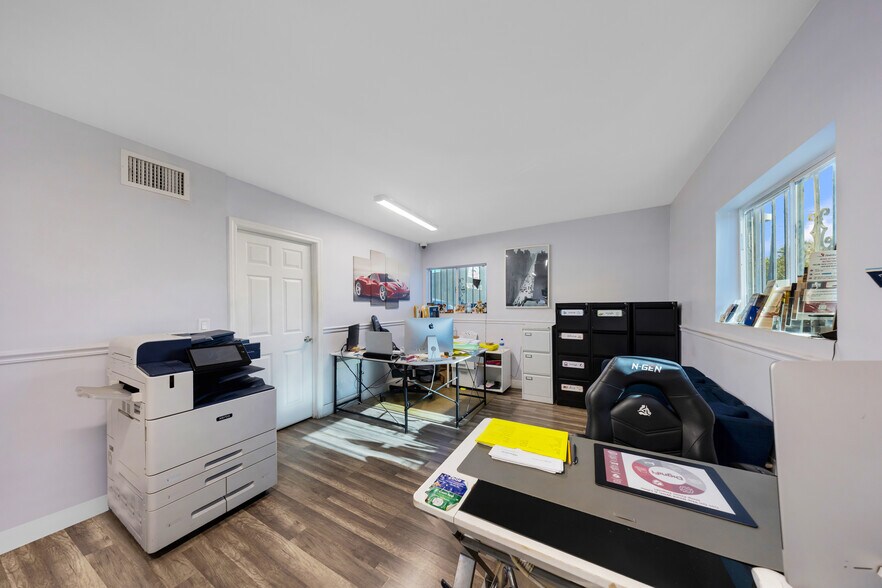 More Photos Of 2548 NW 36th St, Miami Auto Dealership For Lease