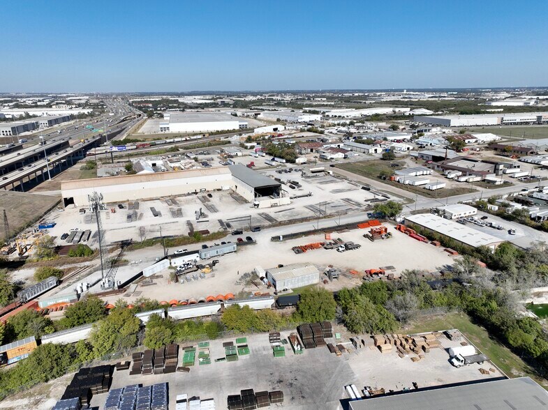 More Photos Of 2420 NE 35th St, Fort Worth Service For Lease
