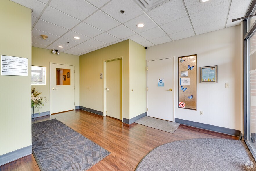 More Photos Of 1701 Lake Lansing Rd, Lansing Office For Lease