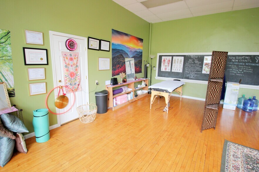 More Photos Of 217-219 W Beverly St, Staunton Storefront Retail Office For Sale