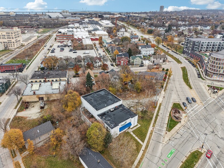 More Photos Of 300 E Bay St, Milwaukee Flex For Sale